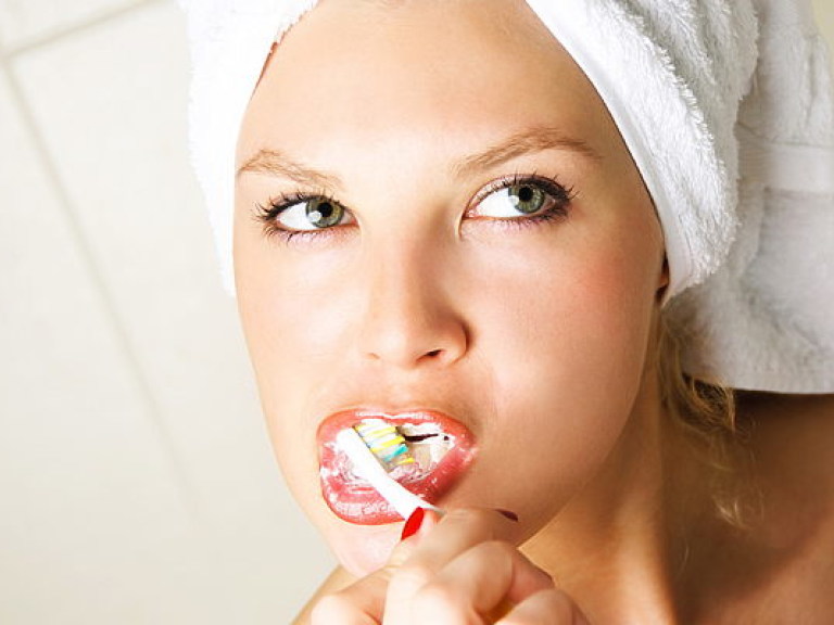 Привычка чистить зубы поможет предотвратить артрит &#8212; медики