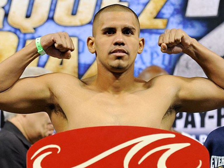 Бокс: американец Диас выбил из ринга своего соперника (ВИДЕО)