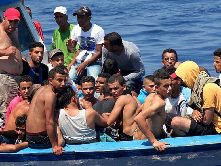 В Италии в Сицилийском проливе спасли более 900 мигрантов