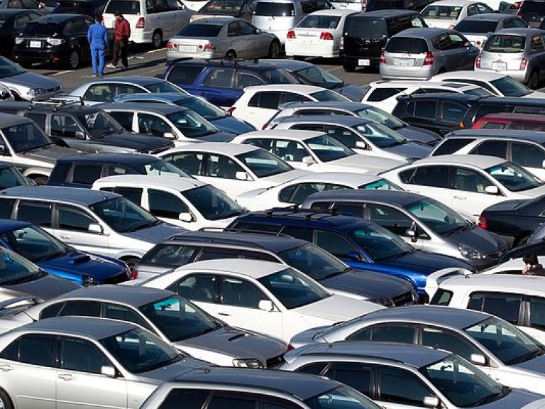 В январе импорт авто в Украину упал на 12%
