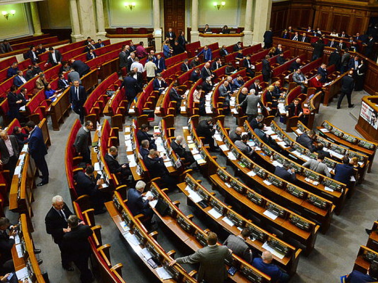 Гройсман открыл заседание Верховной Рады, в зале 327 депутатов