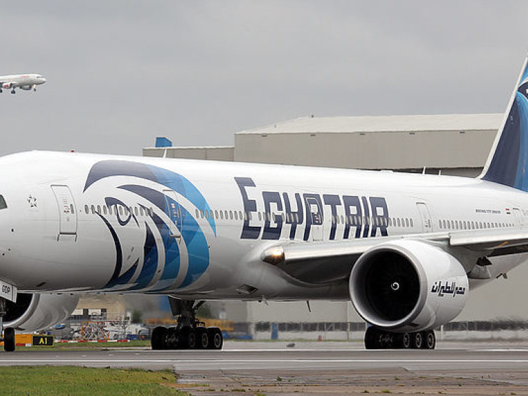 Пилот захваченного самолета Egypt Air: угонщик использовал муляж взрывчатки