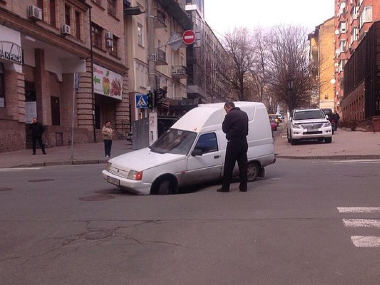 В Киеве недалеко от площади Победы провалился асфальт