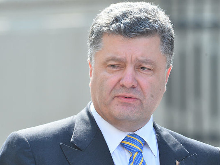 Порошенко поехал в США, чтобы получить “добро” на переформатирование власти в Украине — эксперт