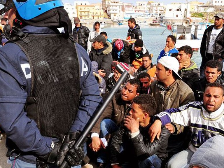 Греция приостановила возврат беженцев в Турцию