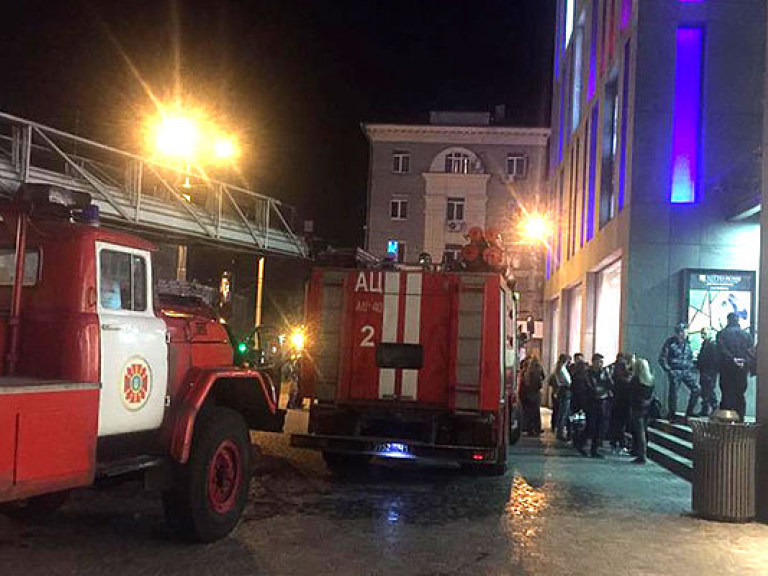 В Днепропетровске горел торговый центр «Пассаж» с людьми в здании (ФОТО)