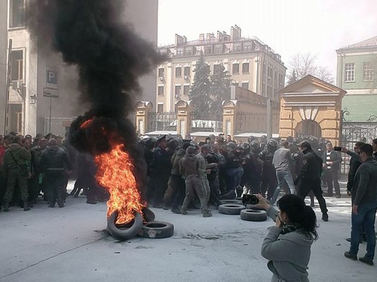 Под АПУ жгли шины и требовали люстрации правоохранителей