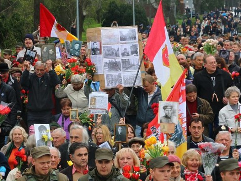 В Одессе произошли столкновения проукраинских и пророссийских активистов на Аллее Славы и под Домом Профсоюзов (ФОТО)