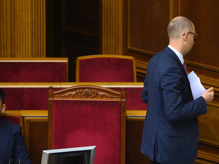 Гройсману вручили заявление Яценюка об отставке
