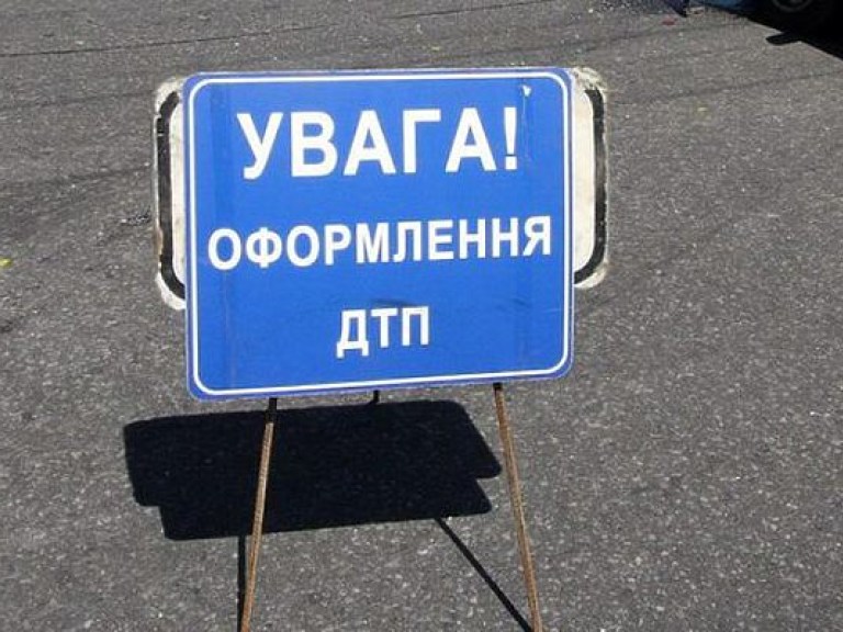 Патрульный полицейский госпитализирован с переломами ног после наезда легковушки на трассе Киев-Чоп