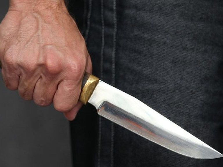 В Киеве двое кавказцев ранили ножом и ограбили мужчину (ФОТО)