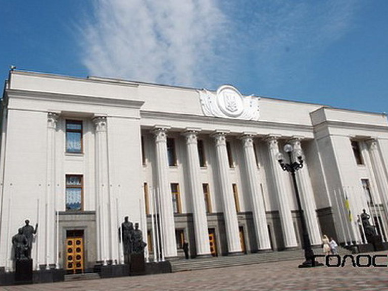 Под зданием Верховной Рады протестуют ученые, улица Грушевского перекрыта