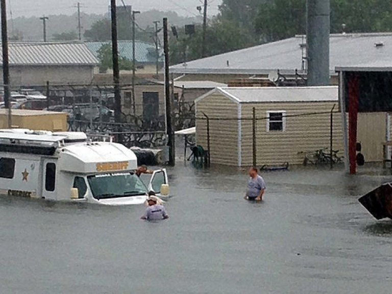 Хьюстон в США из-за наводнения объявлен зоной бедствия