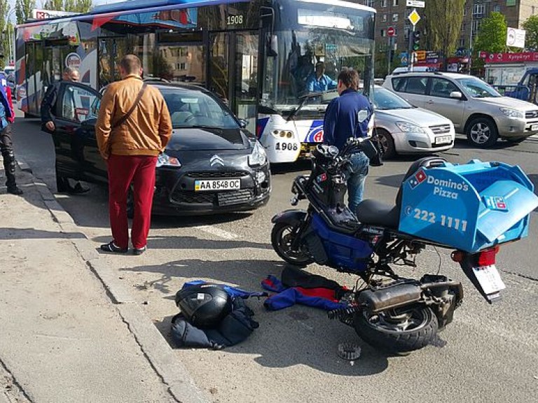 В Киеве развозчик пиццы на скутере попал под колеса Ситроена (ФОТО, ВИДЕО)