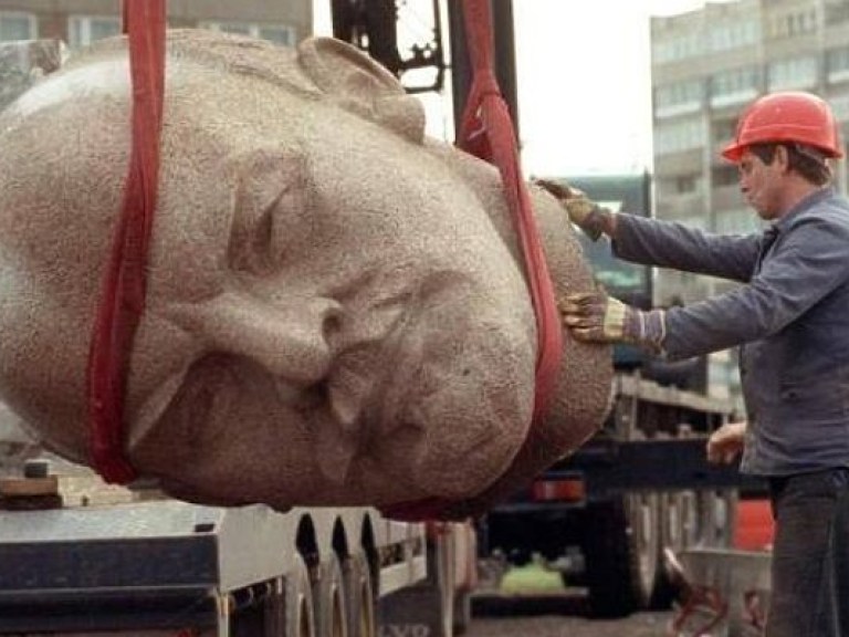 Выставку в Берлине украсит 3,5-тонная голова Ленина