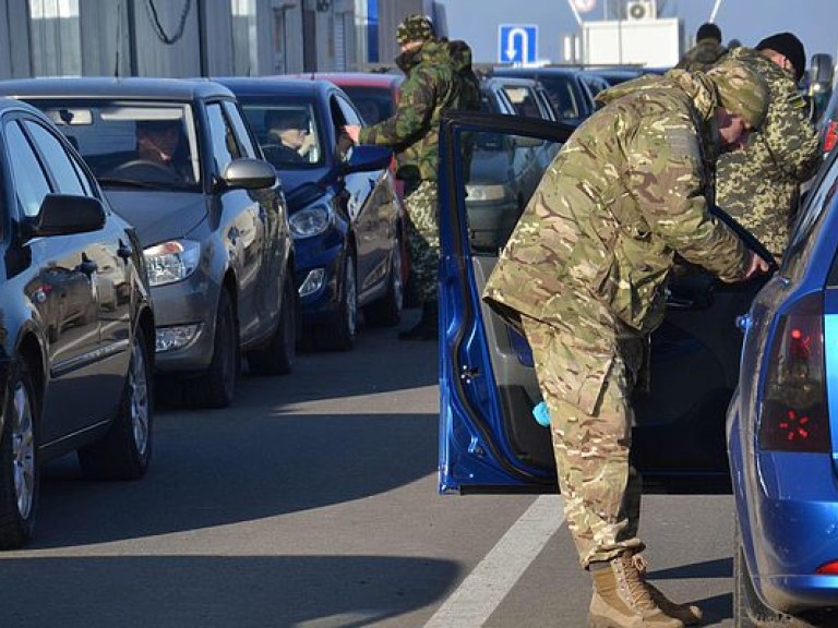 На КПВВ &#171;Марьинка&#187; стоит около 500 автомобилей