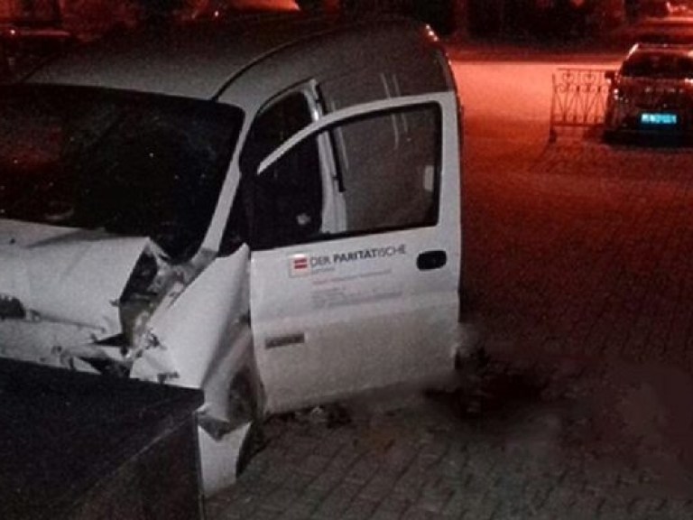 В Одессе микроавтобус Hyundai врезался в памятник (ФОТО)