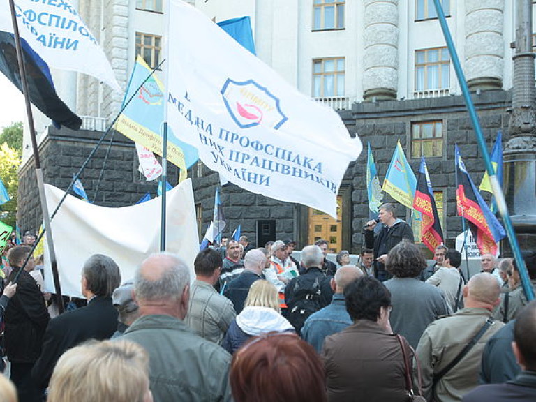 Профсоюзы под Кабмином митинговали против ликвидации ПТУ (ФОТО)