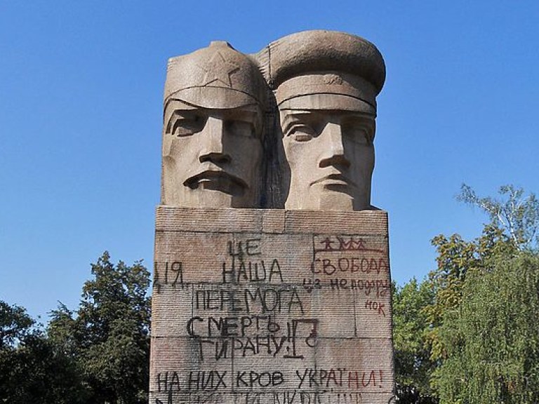 В Киеве радикально настроенные молодчики собралась сносить Памятник Чекистам: принесли леса и молот