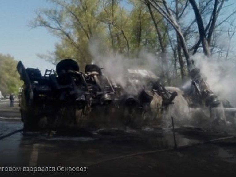 В Черниговской области взорвался бензовоз с 13 тоннами дизтоплива, водитель получил ожоги (ФОТО)