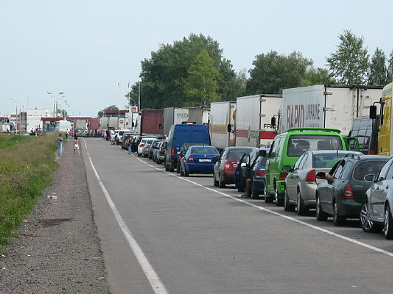 На пункте пропуска «Марьинка» в очереди застряли 1150 автомобилей