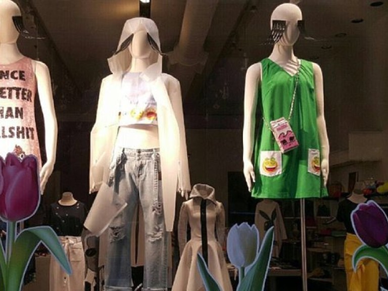 Американский бутик украсил свою витрину коллекцией украинского дизайнера одежды