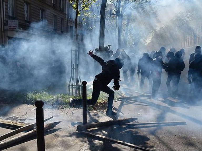 В Париже на первомайской демонстрации полиция применила слезоточивый газ  (ФОТО, ВИДЕО)