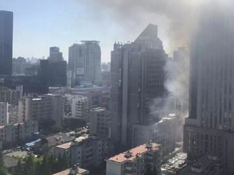 В Китае загорелся небоскреб компании, поставляющей оборудование для химпрома (ФОТО)