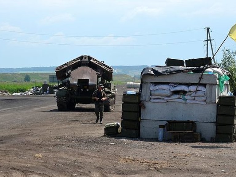 На КПВВ «Марьинка» на въезд и выезд стоят более 400 автомобилей