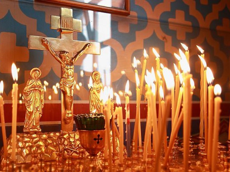 Перед Радоницей важно убрать могилы родственников и раздать милостыню — священник