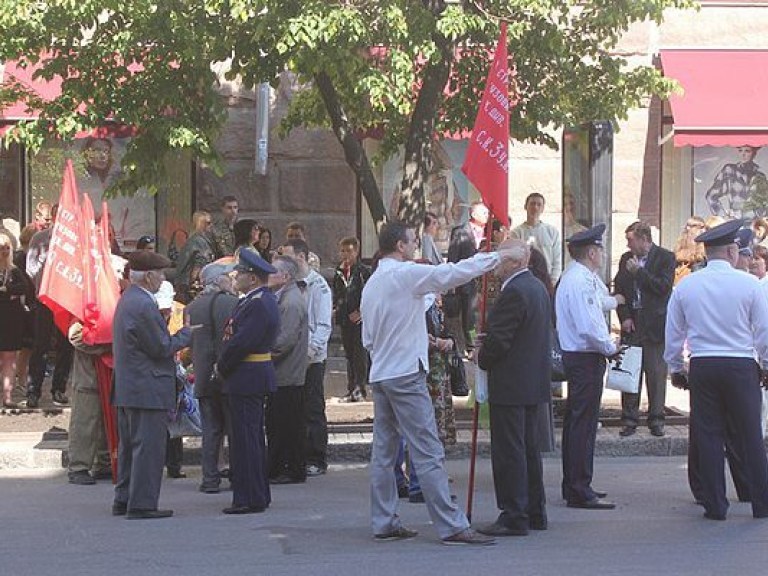 В Кировограде полиция препятствовала коммунистам пройти со Знаменем Победы (ФОТО)