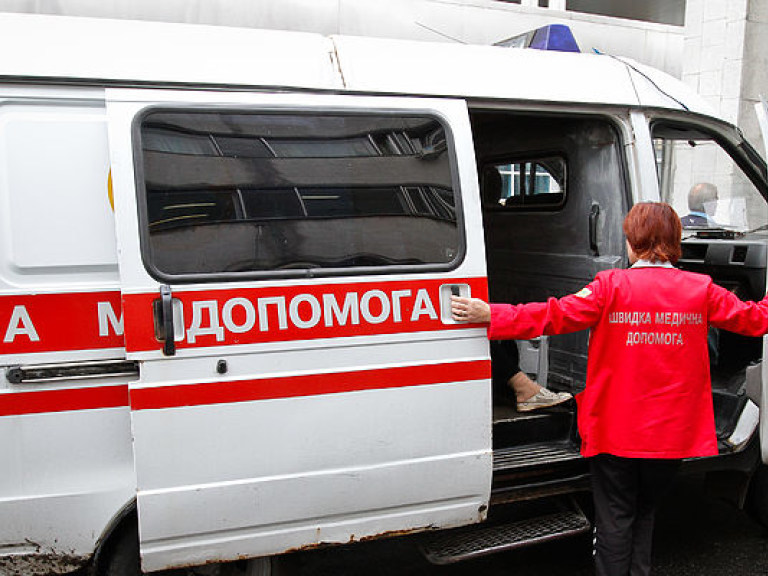 В Киеве с недостроенного моста упал парень