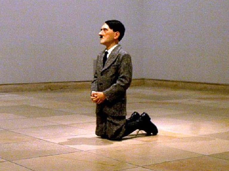 Статую коленопреклоненного Гитлера продали за 17 млн долларов