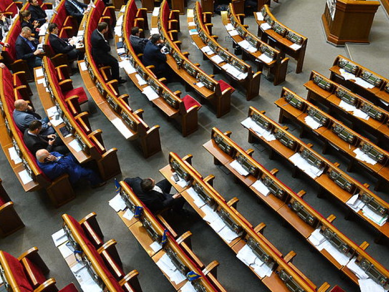 В Раде депутаты не могут голосовать из-за отсутствия кворума