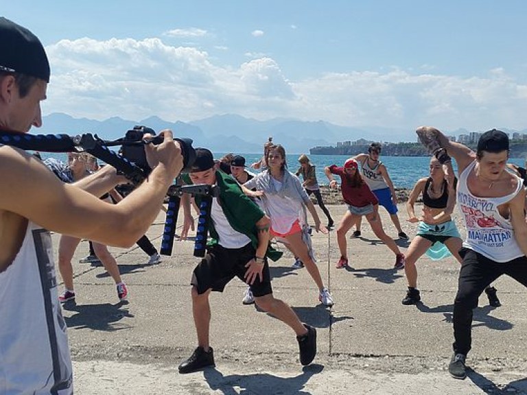 Александр Лещенко и Лина Верес запустили акцию #ТанцюйУкраїнське на берегу Турции (ВИДЕО)