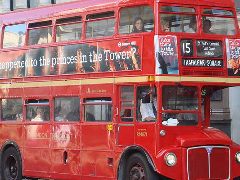 В Лондоне двухъярусный автобус  влетел в магазин, есть пострадавшие (ФОТО)