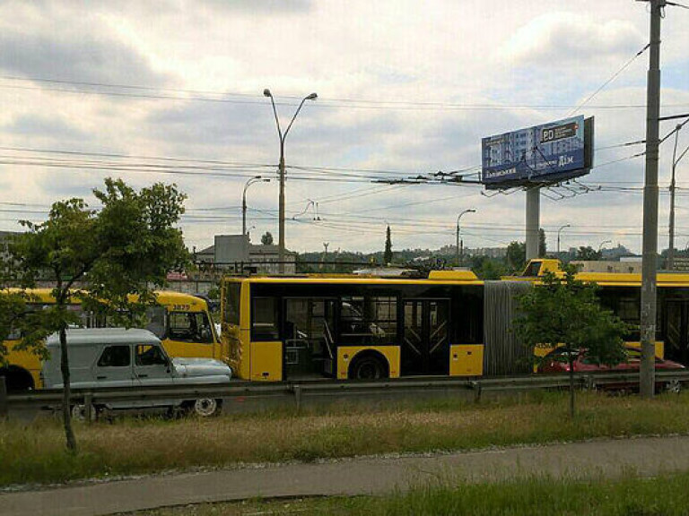 Маршрутка столкнулась с троллейбусом в Киеве, есть пострадавшие (ФОТО)