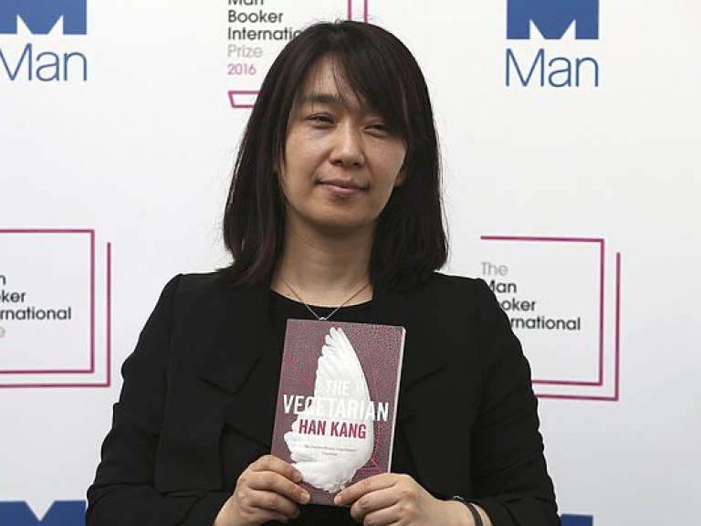 Южнокорейская писательница Хан Канг получила Букеровскую премию