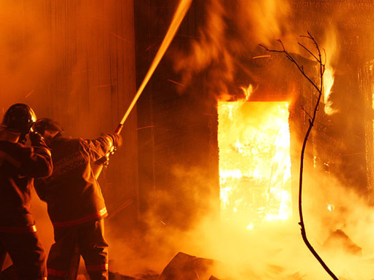 В Киеве на жилом доме по улице Фадеева загорелась крыша