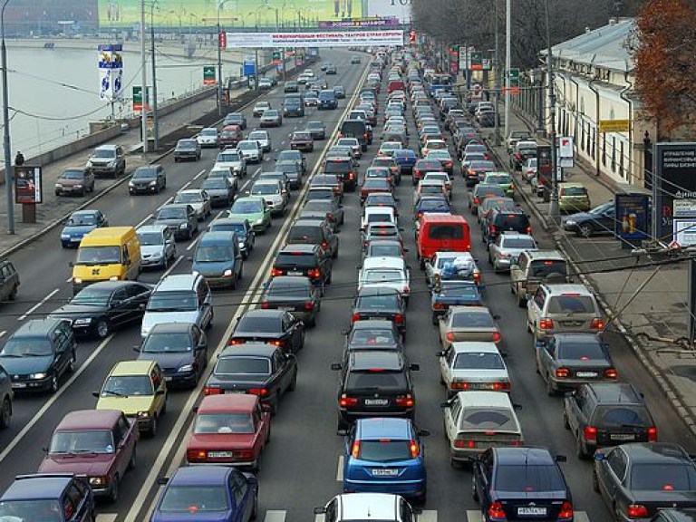 Утром в Киеве пробки на дорогах достигли 7 баллов (КАРТА)