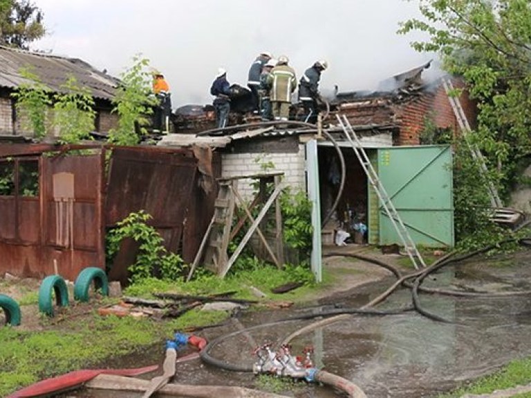 В результате пожара на харьковских складах погиб человек (ФОТО, ВИДЕО)