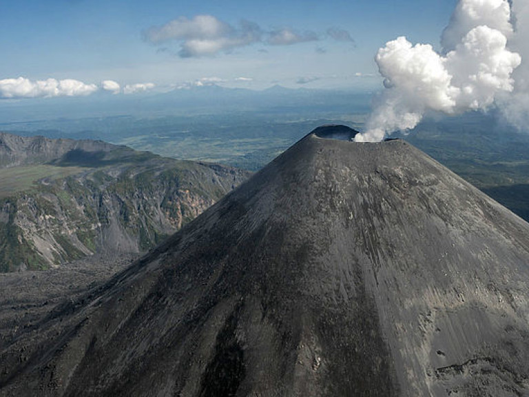 На Камчатке вулкан Ключевский выбросил 7-метровый столб пыли
