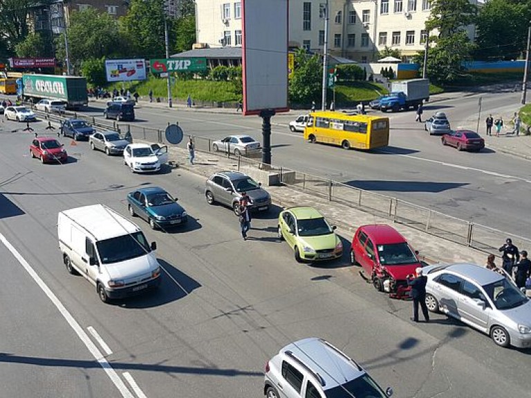 Масштабная авария произошла под Индустриальным мостом в Киеве (ФОТО)