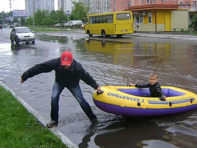 В Броварах на затопленной улице организована переправа на надувной лодке (ФОТО)