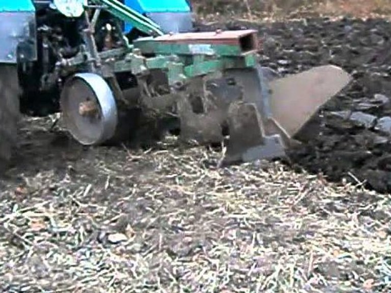 В районе села Павлополь Донецкой области трактор подорвался на взрывчатке