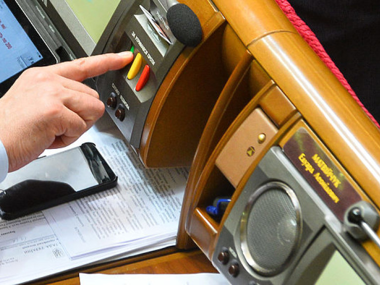 Парламент проголосовал за досрочное прекращение полномочий депутатов Гарбуза и Гордеева