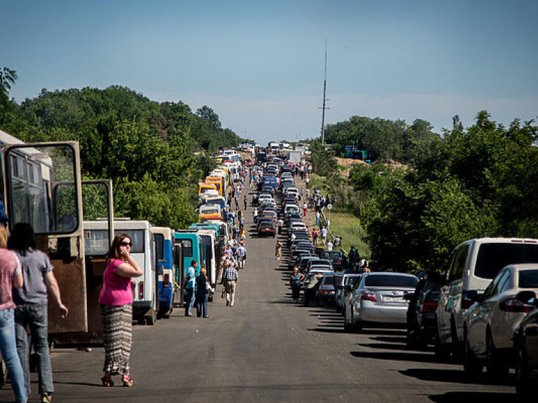 На КПВВ в зоне АТО в очереди застряли около тысячи автомобилей &#8212; ГПСУ