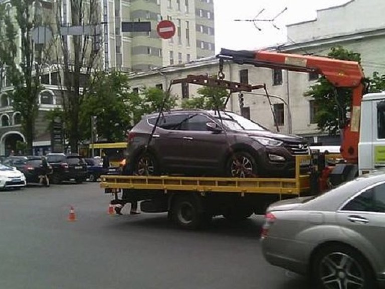 В Киеве началась массовая эвакуация неправильно припаркованных авто (ФОТО)