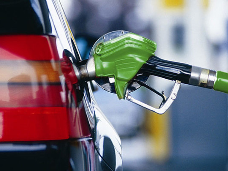 45% розничной цены бензина забирает государство, но дороги в Украине только ухудшаются – эксперт