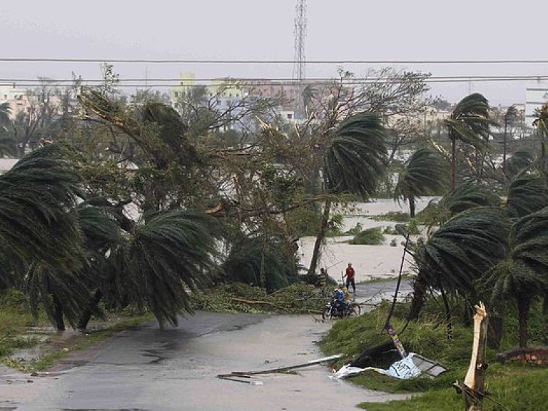 На побережье Бангладеш обрушился циклон Роану, есть жертвы (ВИДЕО)